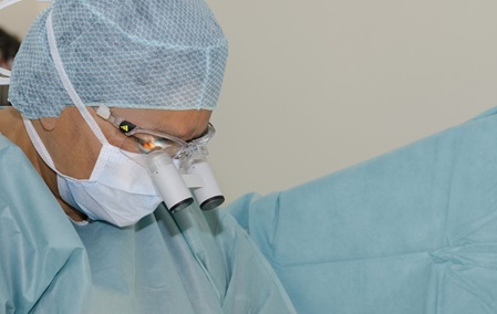 Handchirurg mit Lupe Alte Post Privatklinik
